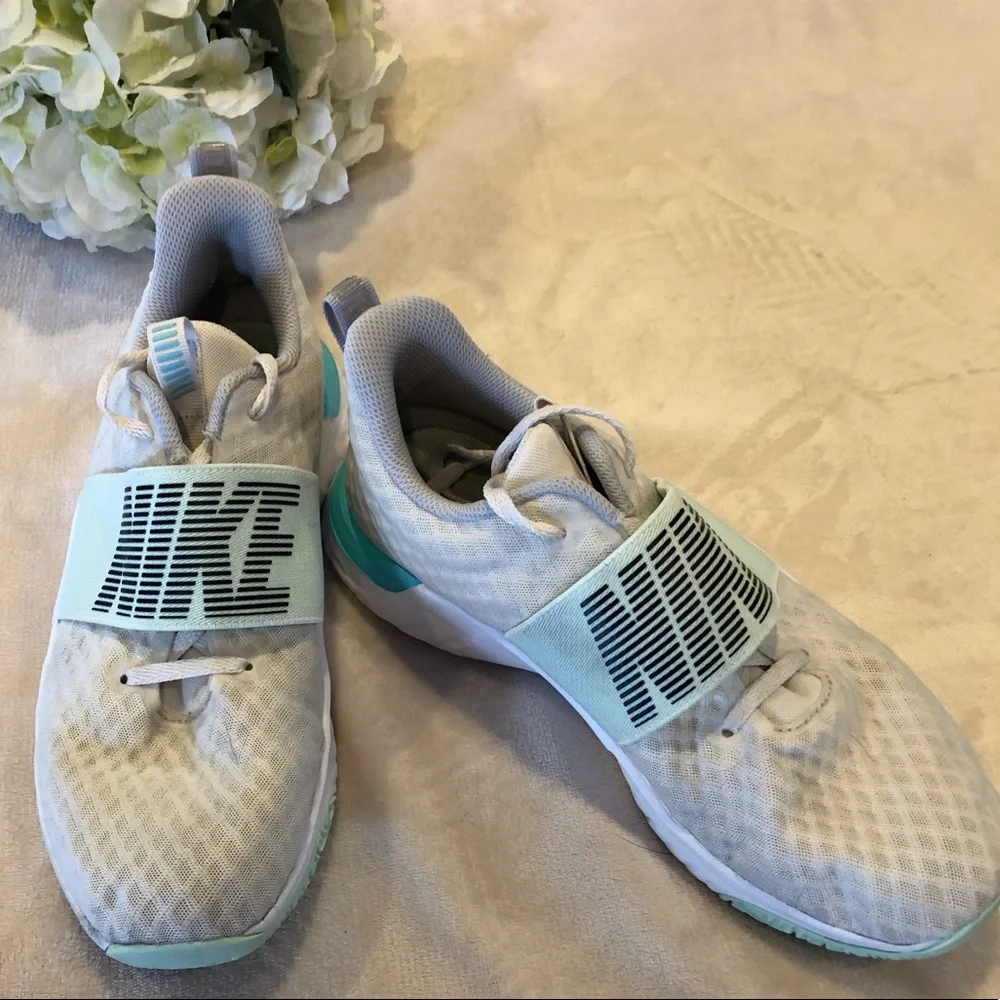 Nike Lightweight White and Light Green Athletic Shoes Sneakers, Size 8